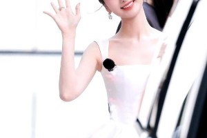 36岁毛晓彤甜美如少女，与李一桐同框比美惊艳全场