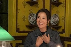 贾玲43岁生日照曝光 瘦身100斤后飒爽亮相