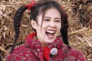 白鹿《奔跑吧》憨笑表情包出圈，综艺表现获赞