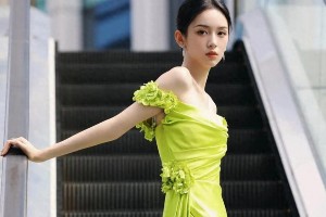 周也柠檬绿礼服穿搭：优雅与活力的时尚诠释