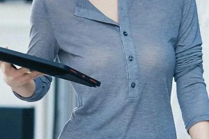 赵露思反差魅力：清甜邻家女孩的火辣身材