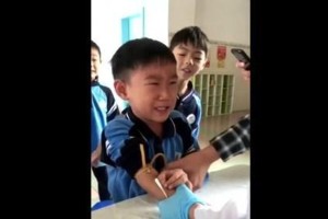 勇敢小男孩抽血视频走红，网友点赞懂事萌娃