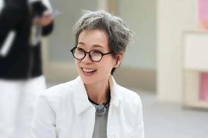 《浪姐6》叶童一跪引热议：综艺真实性与尊重边界